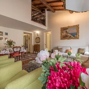 quiet-and-classic-on-two-floors-by-trevi-fountain.it-romehotels.com/
